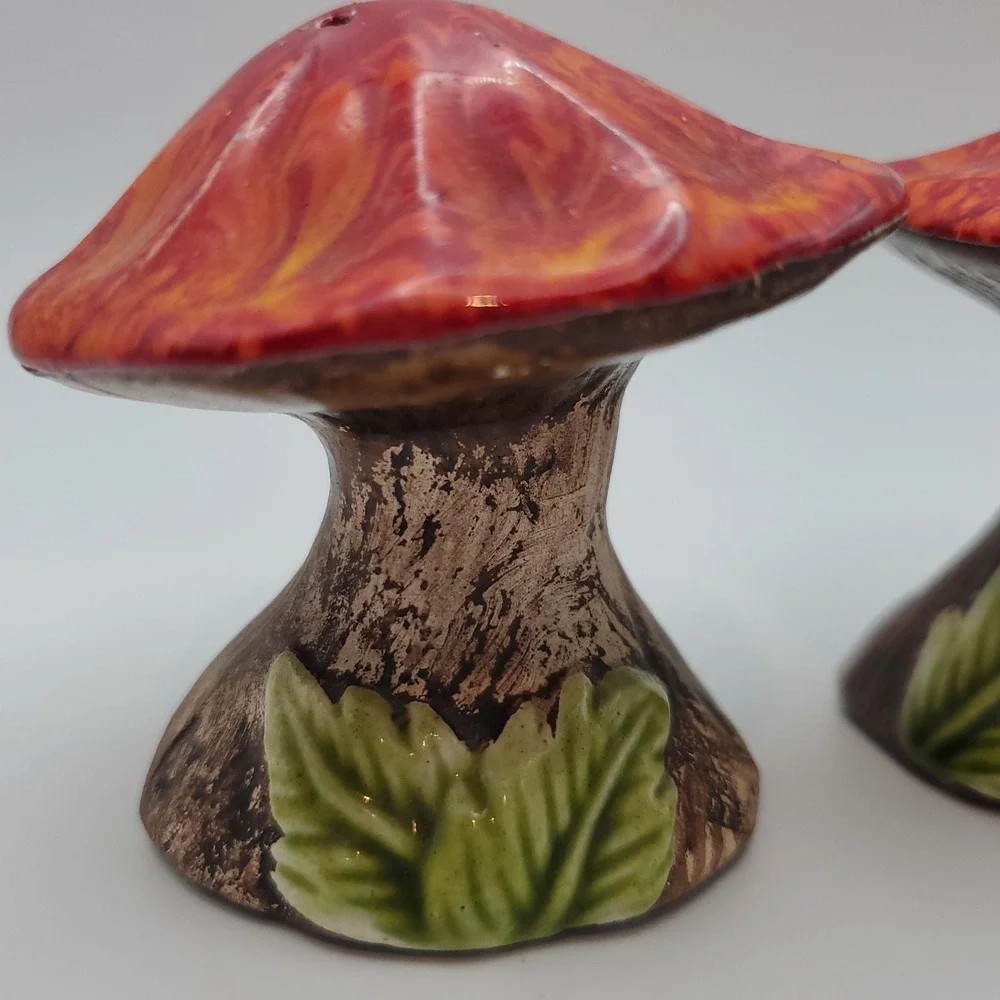 VTG Treasure Craft MCM Mushroom Salt And Pepper Shakers Red Orange Caps‎